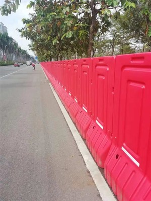 紅色門板式防撞水馬圍擋 道路工地施工的堅(jiān)實(shí)屏障